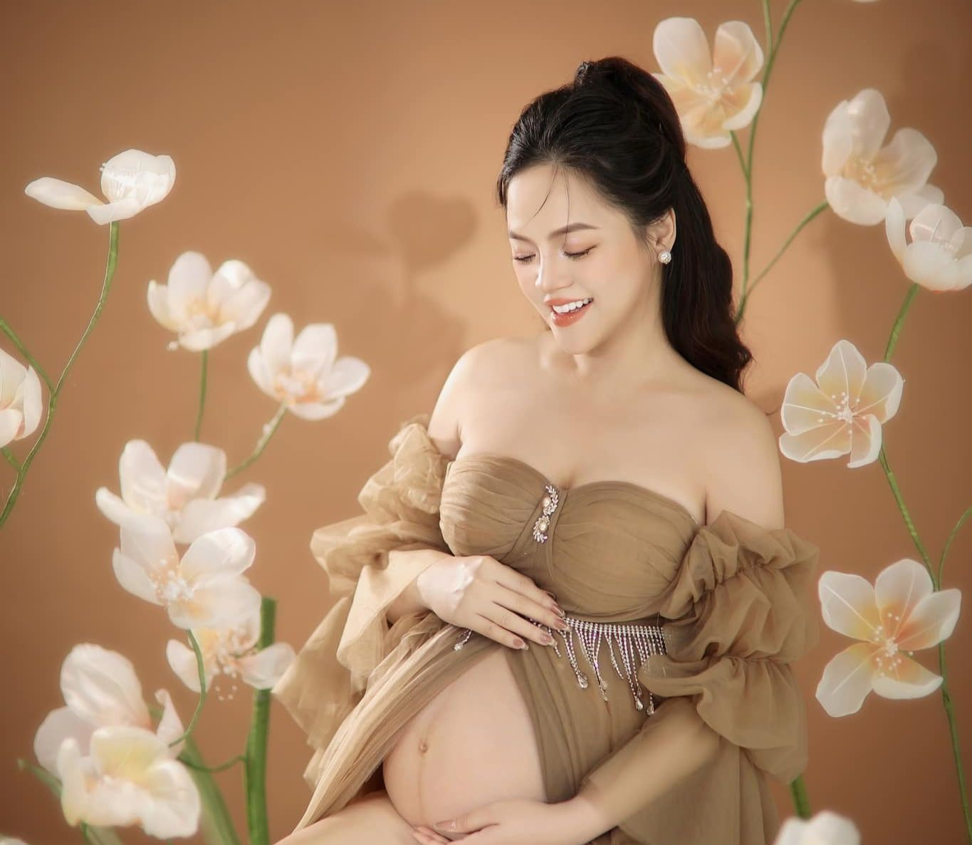 Thu Quỳnh đang mang bầu em bé thứ hai và tiếp tục làm mẹ đơn thân. Ảnh: FBNV. Thu Quỳnh đang mang bầu em bé thứ hai và tiếp tục làm mẹ đơn thân. Ảnh: FBNV.