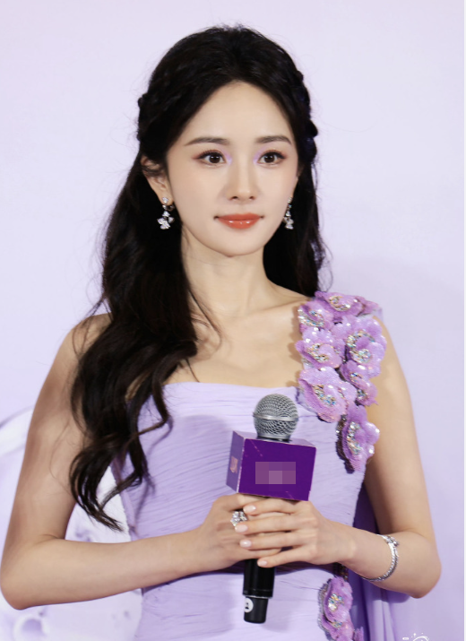 Ảnh photoshop của Dương Mịch không được đánh giá cao bằng ảnh gốc. Ảnh: Weibo. Ảnh photoshop của Dương Mịch không được đánh giá cao bằng ảnh gốc. Ảnh: Weibo.