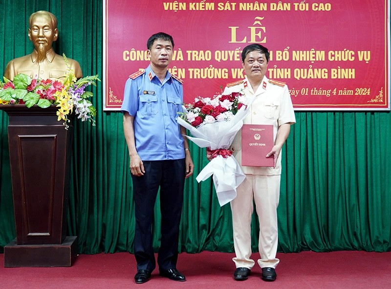 Ông Nguyễn Duy Giảng, Phó Viện trưởng VKSND tối cao, trao quyết định bổ nhiệm cho ông Trần Quốc Vinh. Ảnh: PLO. Ông Nguyễn Duy Giảng, Phó Viện trưởng VKSND tối cao, trao quyết định bổ nhiệm cho ông Trần Quốc Vinh. Ảnh: PLO.