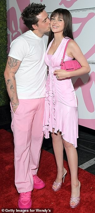 Màu hồng từng được cả Victoria và con dâu lựa chọn để dự sự kiện thảm đỏ. Ảnh: IG/Getty Images. Màu hồng từng được cả Victoria và con dâu lựa chọn để dự sự kiện thảm đỏ. Ảnh: IG/Getty Images.