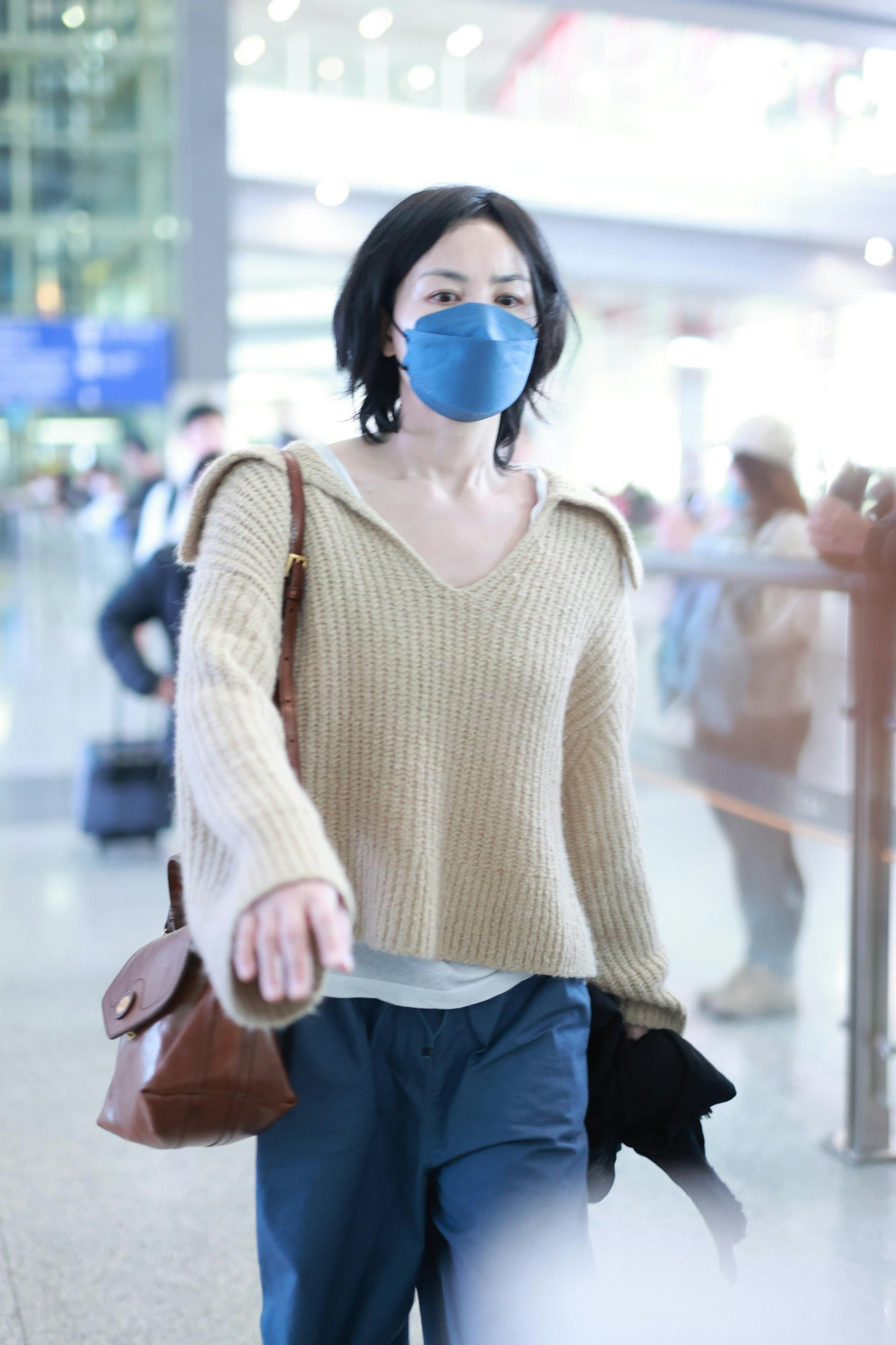 Vương Phi và con gái Lý Yên xuất hiện tại sân bay Bắc Kinh.