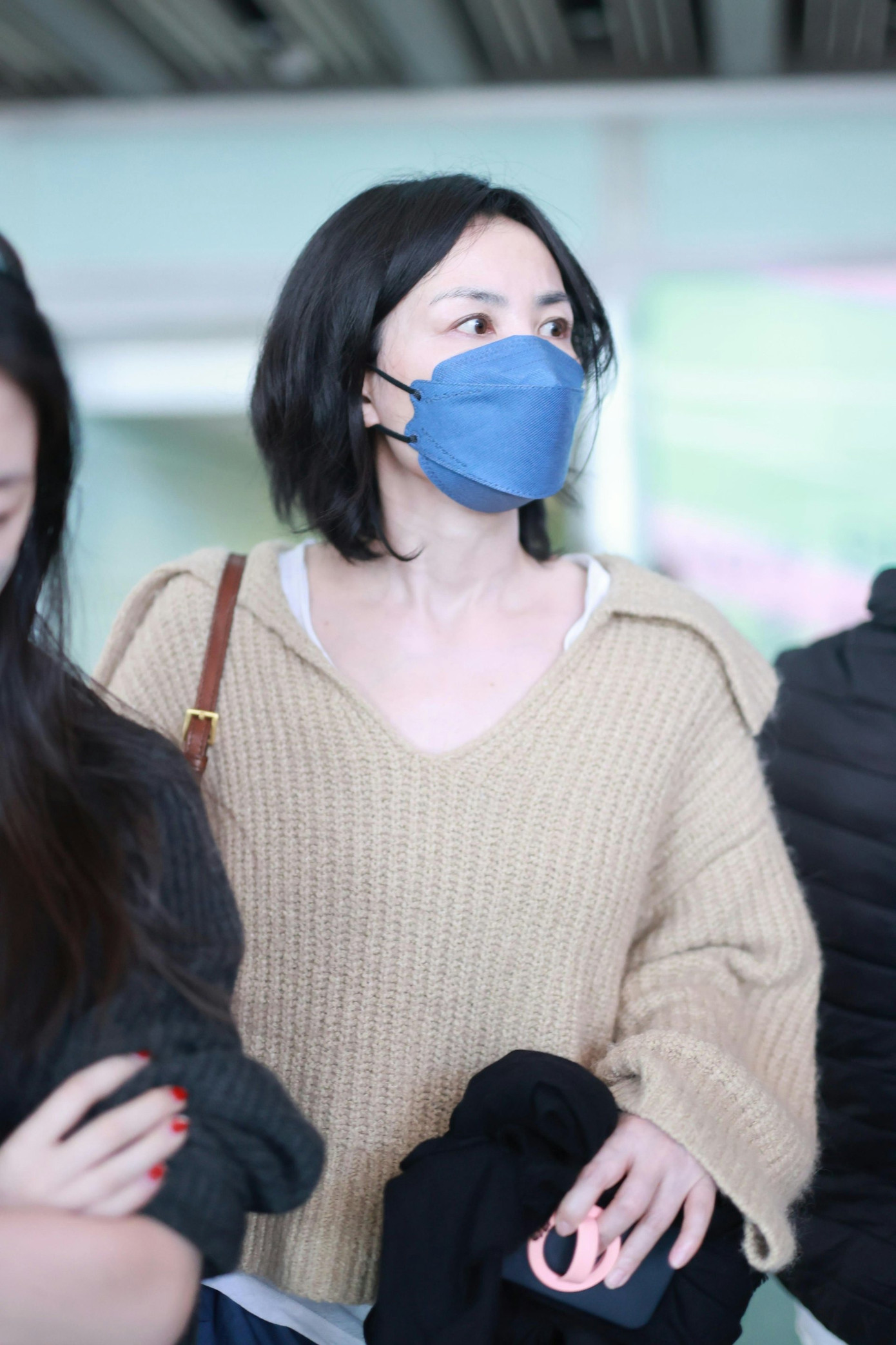 Mái tóc dày, bóng mượt của Vương Phi khiến nhiều cư dân mạng ghen tỵ. Họ còn cho rằng một phụ nữ 55 tuổi sở hữu mái tóc như vậy là vô lý.