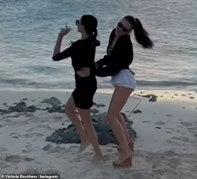 Victoria và Nicola được ví như hai chị em trong chuyến du lịch sinh nhật của nữ diễn viên Mỹ vào đầu năm. Ảnh cắt từ video. Victoria và Nicola được ví như hai chị em trong chuyến du lịch sinh nhật của nữ diễn viên Mỹ vào đầu năm. Ảnh cắt từ video.