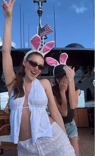 Mẹ chồng - nàng dâu nhà Beckham hóa trang thành thỏ trong Lễ Phục sinh. Trong lúc nhảy, Nicola thực hiện tạo dáng như Victoria thời còn đi hát. Ảnh cắt từ video. Mẹ chồng - nàng dâu nhà Beckham hóa trang thành thỏ trong Lễ Phục sinh. Trong lúc nhảy, Nicola thực hiện tạo dáng như Victoria thời còn đi hát. Ảnh cắt từ video.