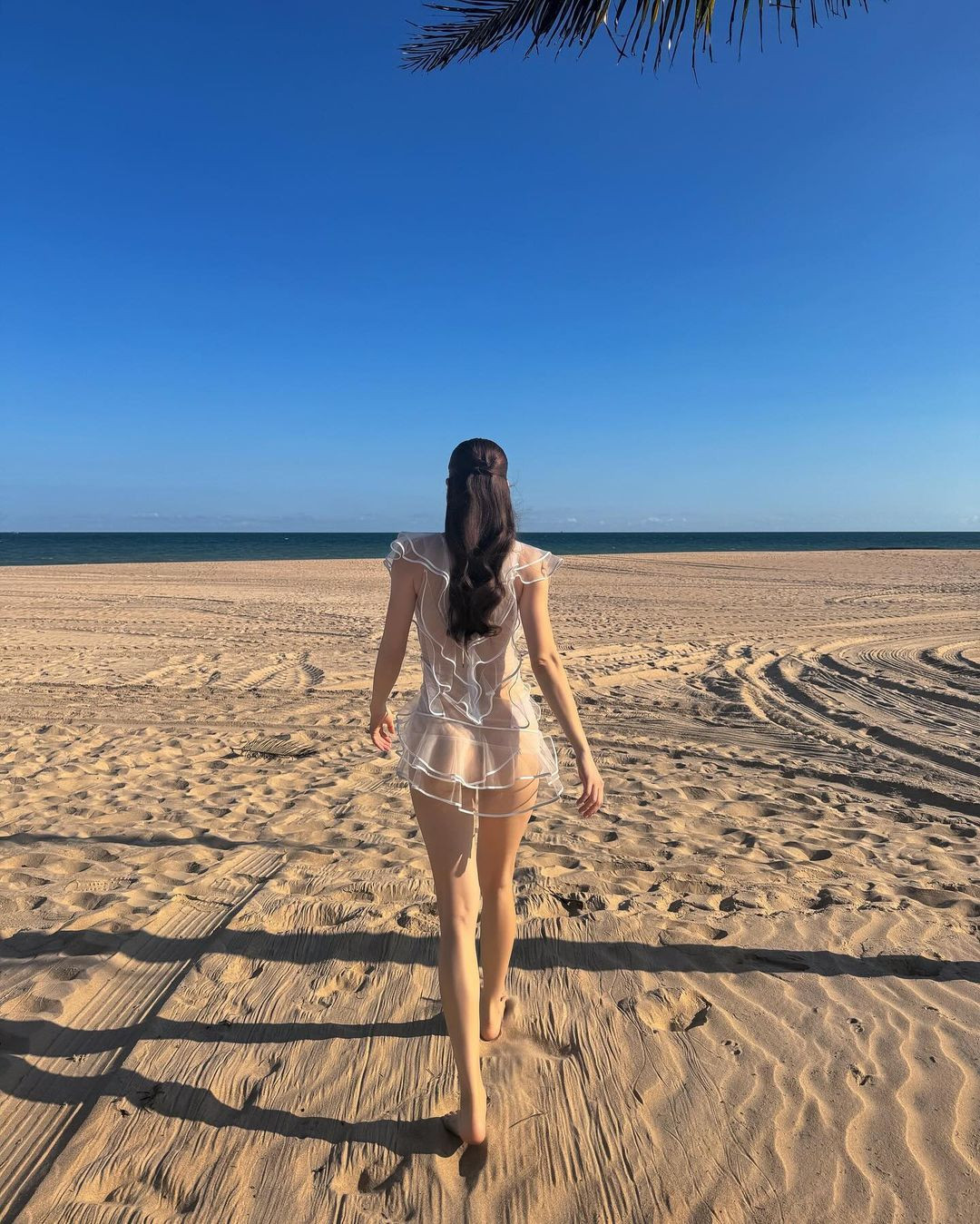 Trang phục hở bạo nhưng khoác lên người giọng ca Cả một trời thương nhớ không hề phản cảm, ngược lại mang đến cảm giác sang chảnh. &quot;Sài Gòn nóng 40 độ không hot bằng chị. Chị thiêu đốt luôn cả nước&quot;, một người hâm mộ nhận xét.