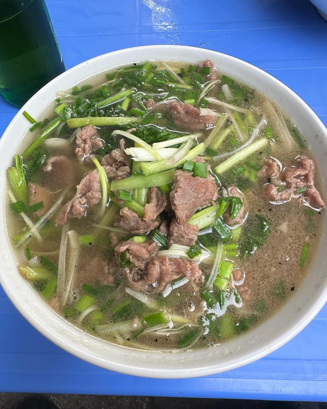 Jung Il Woo thưởng thức phở, bia và những điều bình dị ở Hà Nội. Ảnh: IG. Jung Il Woo thưởng thức phở, bia và những điều bình dị ở Hà Nội. Ảnh: IG.