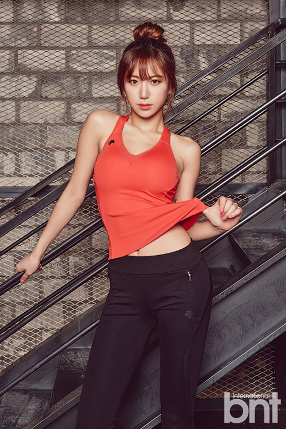 Tháng 9/2015, cô ký hợp đồng độc quyền với công ty quản lý của Ma Dong Seok (vào thời điểm đó), Daydream Entertainment. Hơn một năm sau, hai ngôi sao Hàn Quốc công khai chuyện hẹn hò. Năm 2017, Ye Jung Hwa làm khách mời trong The Outlaws (Những kẻ ngoài vòng pháp luật) phần 1 do bạn trai đóng vai chính.