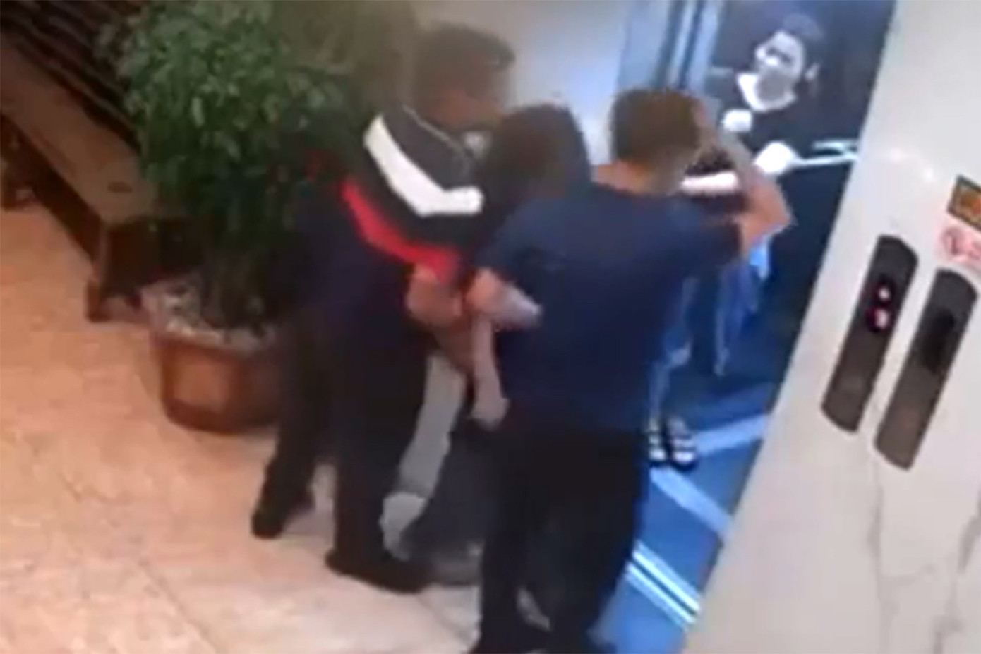 Cảnh chị S. bị sàm sỡ được camera an ninh của quán cà phê ghi lại. Cảnh chị S. bị sàm sỡ được camera an ninh của quán cà phê ghi lại.