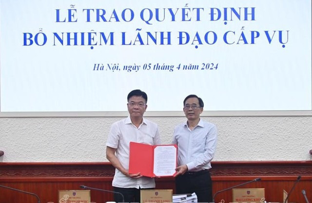 Bộ trưởng Bộ Tư pháp trao quyết định bổ nhiệm cho ông Nguyễn Văn Bốn. Ảnh: VGP/LS.