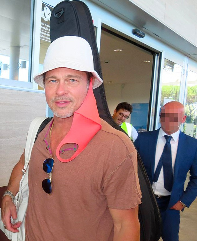 Brad Pitt đáp chuyến bay đến Rome hôm 11/7/2022 để dự sinh nhật cặp song sinh. Ảnh: Mega