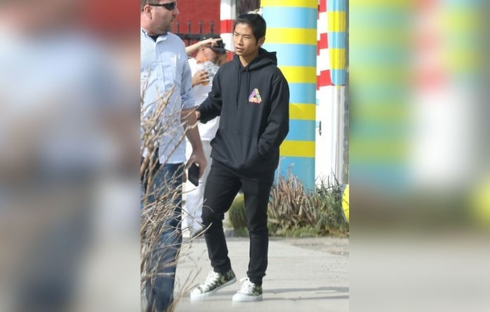 Brad Pitt và Pax Thiên xuất hiện bên ngoài cơ sở điều trị tâm lý vào năm 2017.