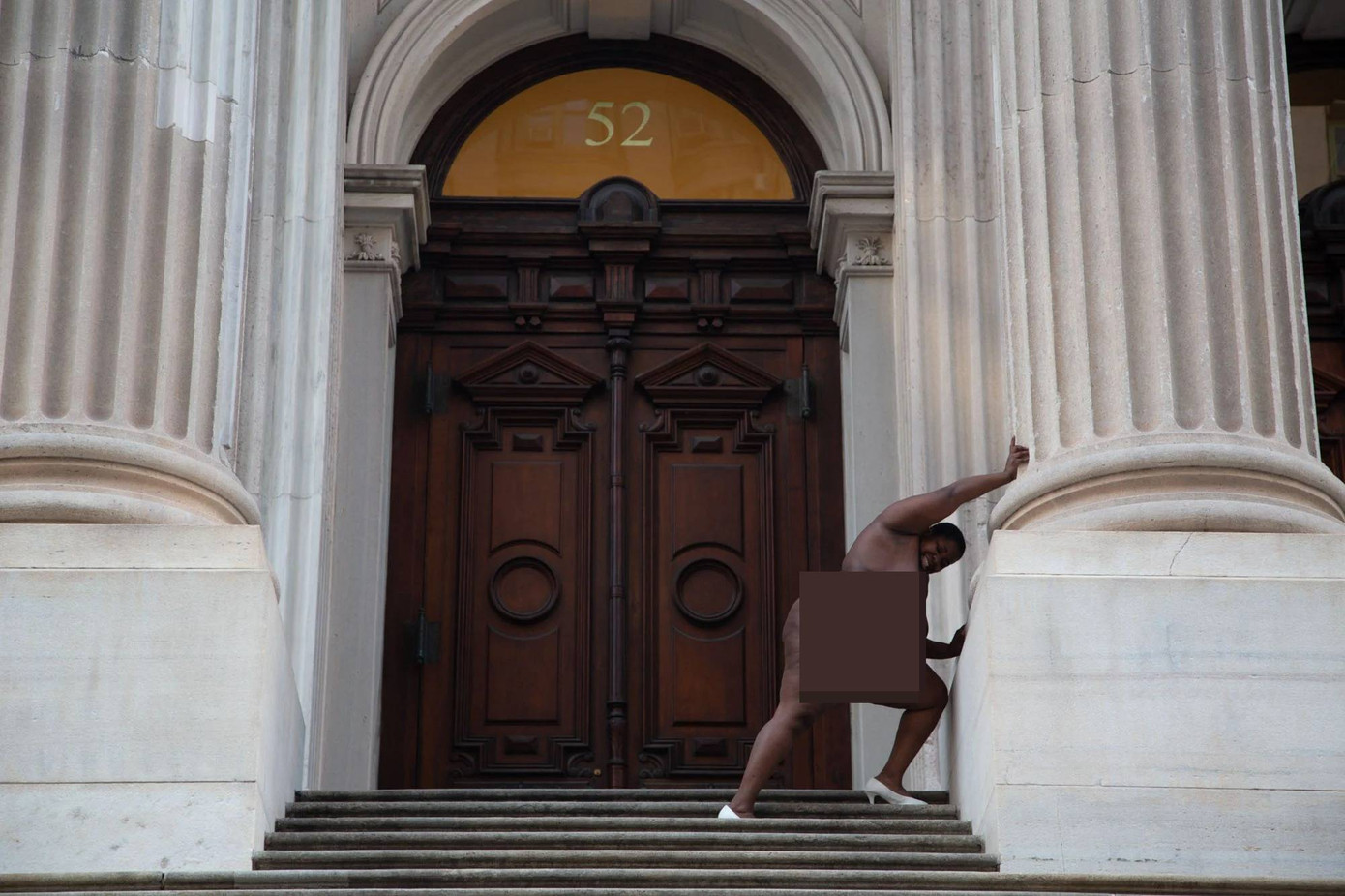 Faustine khỏa thân đứng trước tòa án ở New York. Ảnh: Nona Faustine. Faustine khỏa thân đứng trước tòa án ở New York. Ảnh: Nona Faustine.