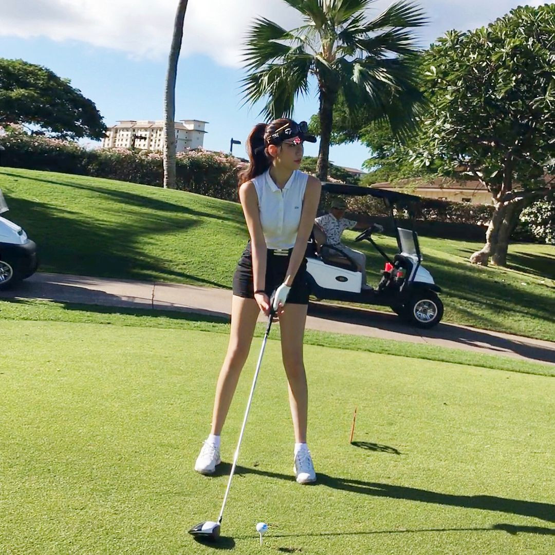 Mỹ nhân họ Ye cao 1,7 m, với thân hình thon thả, săn chắc, cùng gương mặt ưa nhìn. Trên trang cá nhân, cô thể hiện bản thân là một phụ nữ yêu thích vận động. Cô có nhiều sở thích như chơi golf, lướt sóng, trượt tuyết, bơi lội, bắn súng... Ngoài ra, vì tính chất công việc, người đẹp thường xuyên tập luyện các bộ môn như yoga, pilates...