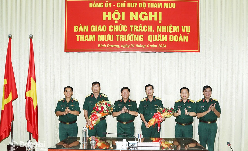 Thiếu tướng Lê Văn Hướng, Tư lệnh Quân đoàn 4, tặng hoa chúc mừng các đồng chí vừa được bổ nhiệm chức vụ mới. Ảnh: Báo Đồng Nai.