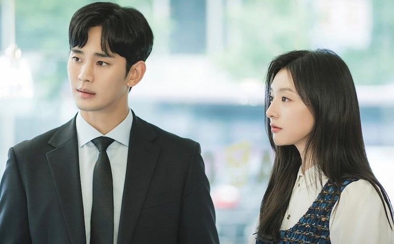 Khán giả không hài lòng vì chỉ có Kim Soo Hyun được đề cử Baeksang còn Kim Ji Won lại không. Khán giả không hài lòng vì chỉ có Kim Soo Hyun được đề cử Baeksang còn Kim Ji Won lại không.