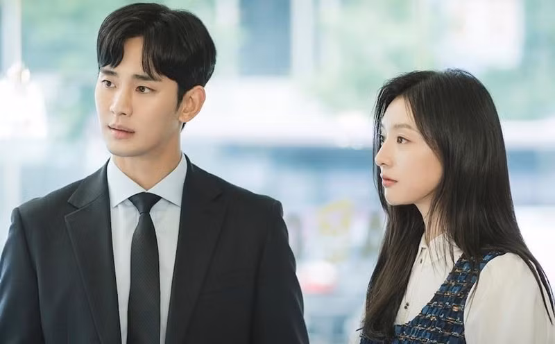 Khán giả không hài lòng vì chỉ có Kim Soo Hyun được đề cử Baeksang còn Kim Ji Won lại không. Khán giả không hài lòng vì chỉ có Kim Soo Hyun được đề cử Baeksang còn Kim Ji Won lại không.