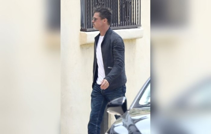 Brad Pitt và Pax Thiên xuất hiện bên ngoài cơ sở điều trị tâm lý vào năm 2017.