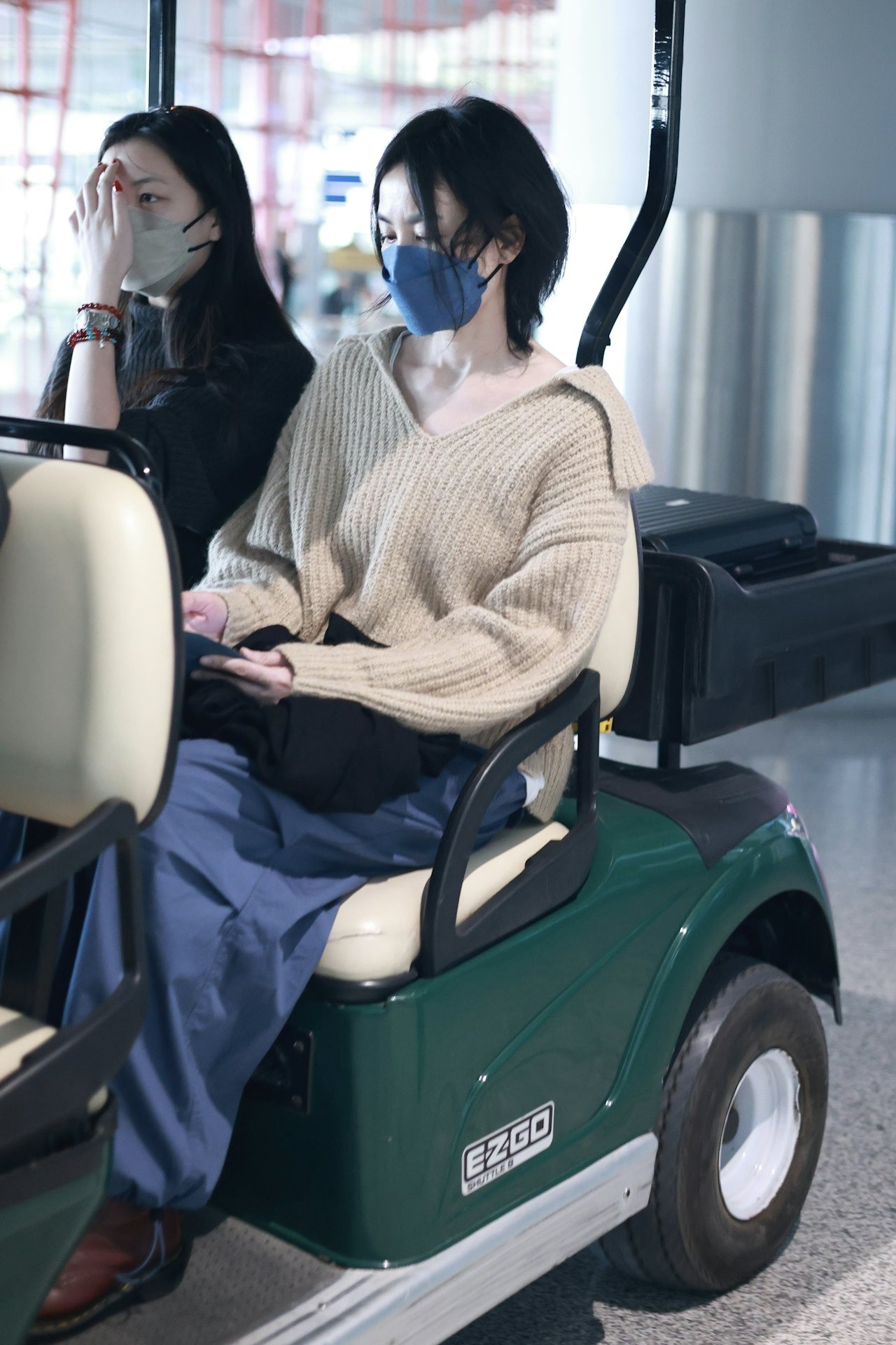 Vương Phi và con gái Lý Yên xuất hiện tại sân bay Bắc Kinh.