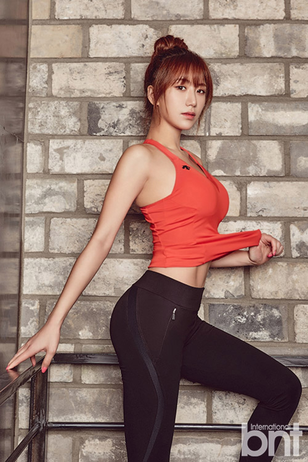 Tháng 9/2015, cô ký hợp đồng độc quyền với công ty quản lý của Ma Dong Seok (vào thời điểm đó), Daydream Entertainment. Hơn một năm sau, hai ngôi sao Hàn Quốc công khai chuyện hẹn hò. Năm 2017, Ye Jung Hwa làm khách mời trong The Outlaws (Những kẻ ngoài vòng pháp luật) phần 1 do bạn trai đóng vai chính.