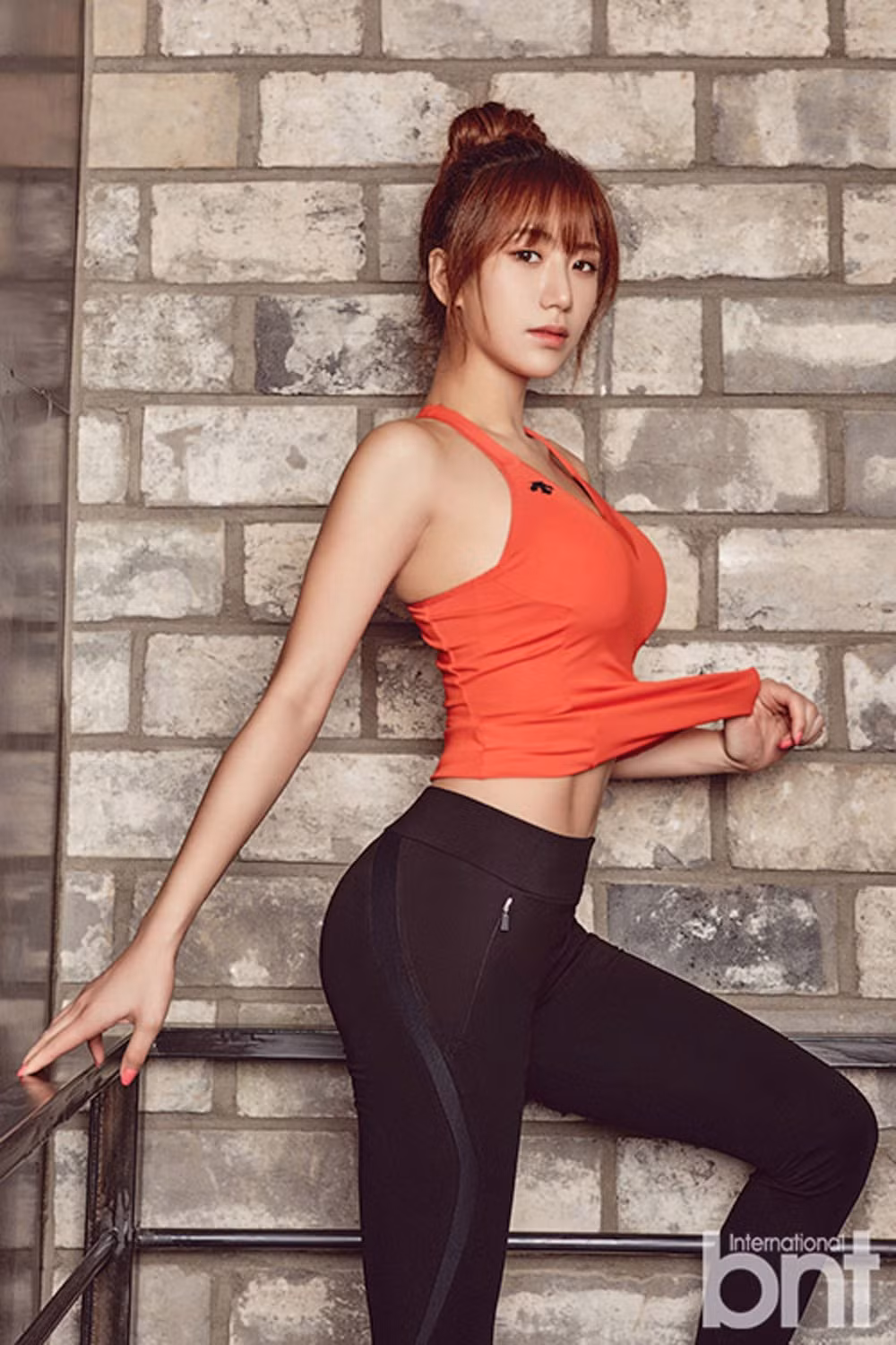 Tháng 9/2015, cô ký hợp đồng độc quyền với công ty quản lý của Ma Dong Seok (vào thời điểm đó), Daydream Entertainment. Hơn một năm sau, hai ngôi sao Hàn Quốc công khai chuyện hẹn hò. Năm 2017, Ye Jung Hwa làm khách mời trong The Outlaws (Những kẻ ngoài vòng pháp luật) phần 1 do bạn trai đóng vai chính.
