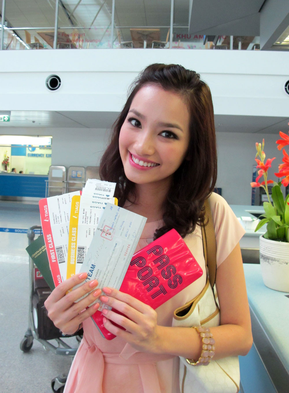 Trúc Diễm và mẹ tại sân bay sáng nay