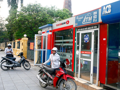 Hiện chưa phải thời điểm để các ngân hàng thương mại tính chuyện thu phí giao dịch nội mạng ATM Ảnh: Hồng Vĩnh. Hiện chưa phải thời điểm để các ngân hàng thương mại tính chuyện thu phí giao dịch nội mạng ATM Ảnh: Hồng Vĩnh