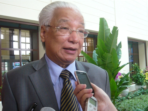 Đại biểu Cao Sỹ Kiêm trao đổi với báo chí bên hành lang Quốc hội