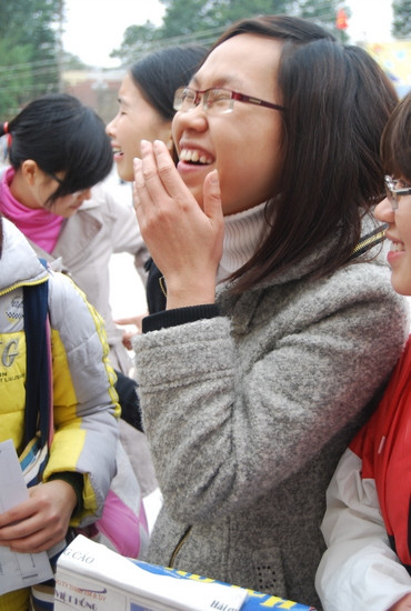 : Cười sung sướng khi phần thưởng của câu trả lời đúng là… một tráng pháo tay của khán giả