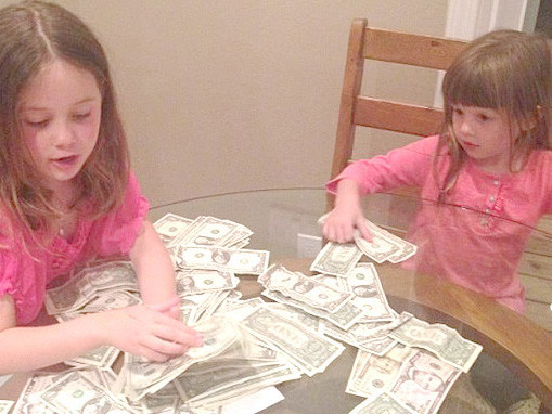 Bé Kenna (trái) và Ava quyên góp được hơn 20.000 USD cho nghiên cứu ung thư - Ảnh: Daily Mail