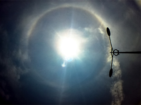 Ngày 26/4, tại Đà Nẵng, quầng mặt trời xuất hiện. Ảnh: Trần Văn Thịnh