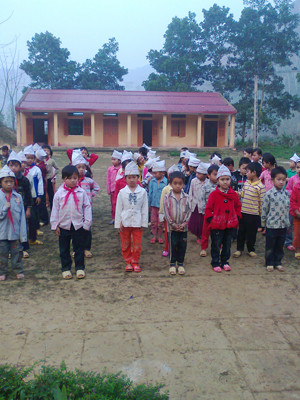 Các em học sinh tiểu học xã Kiến Thiết, huyện Yên Sơn, Tuyên Quang - nơi các SV làm công tác tình nguyện