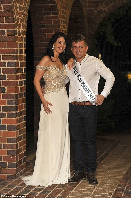 Đang đi thi Hoa hậu, thí sinh bất ngờ được bạn trai… cầu hôn ảnh 4