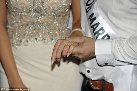 Đang đi thi Hoa hậu, thí sinh bất ngờ được bạn trai… cầu hôn ảnh 5