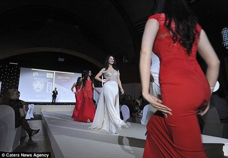 Đang đi thi Hoa hậu, thí sinh bất ngờ được bạn trai… cầu hôn ảnh 9