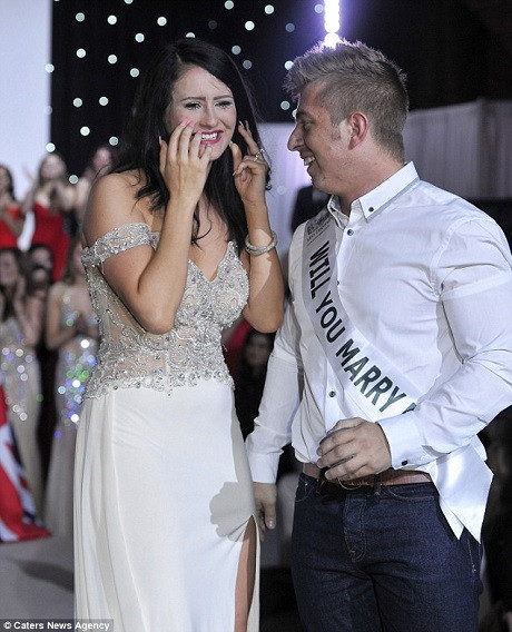 Đang đi thi Hoa hậu, thí sinh bất ngờ được bạn trai… cầu hôn ảnh 2