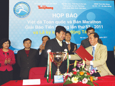 Lễ ký hợp đồng tài trợ cho giải giữa đại diện Vinacomin và báo Tiền Phong Ảnh: Ngọc Trường