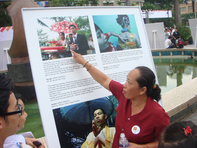 Chị Lý Thị Hồ Kiều giới thiệu với khách tham quan