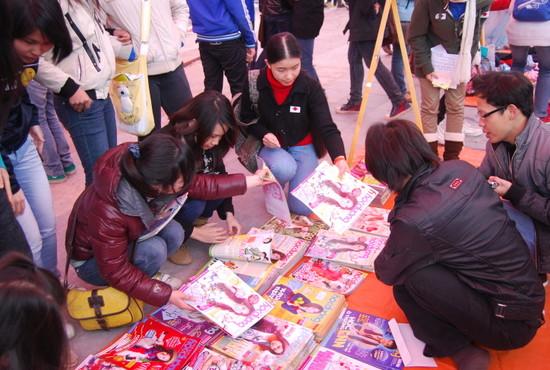 Năm nay, tạp chí Thế giới học đường cũng mang các sản phẩm của mình đến tham gia. Tiêu chí A, B, C được xếp loại căn cứ vào ngày xuất bản của tờ báo.