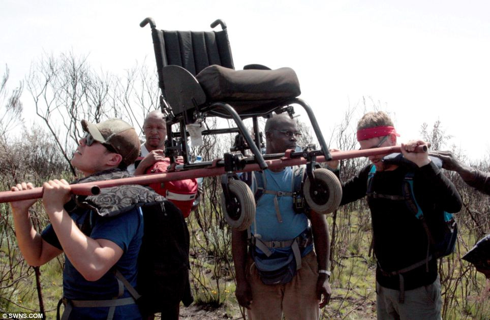 Bạn bè anh “khuân vác” thêm cả chiếc le xăn của Spencer để cho anh nghỉ ngơi mỗi khi cần.