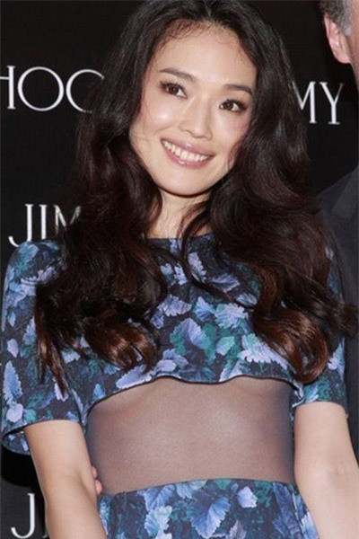 Thư Kỳ tự tin "thả rông" ngực lép trong chiếc váy thương hiệu Valentino trong sự kiện thảm đỏ gần đây Thư Kỳ thông minh biết cách làm ngực lép tưởng chừng là một khuyết điểm trở thành thế mạnh Chiếc váy này giúp Thư Kỳ trở nên thật khiêu khích