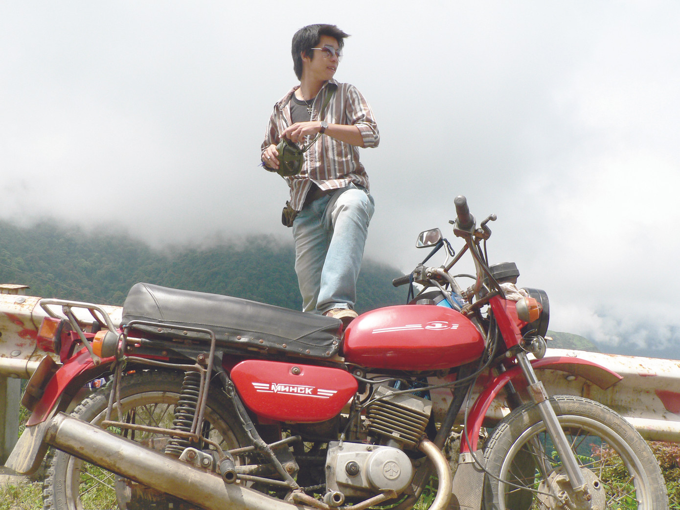 Tác giả bài viết trên một cung đường núi. Ảnh: Hội Minsk Hà Nội Tác giả bài viết trên một cung đường núi