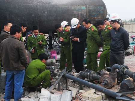 Công an khám nghiệm hiện trường, điều tra làm rõ nguyên nhân vụ nổ. Ảnh: Tuấn Nguyễn
