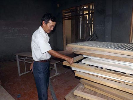 Ông Lâm (bảo vệ Trường THCS Cộng Hòa) cho biết: “Hiện các cháu không có chỗ tập thể dục, chỗ chơi, lối đi từ cổng vào sân cứ mưa là ngập. Trường Tiểu học được khởi công sau nhưng đã đưa vào sử dụng từ 1 năm trước. Vừa qua, đơn vị thi công tiến hành lợp tôn cho 2 khối nhà nhưng cứ tình trạng này thì không biết đến bao giờ thầy, trò Trường Cộng Hòa mới có phòng phục vụ cho việc dạy và học”