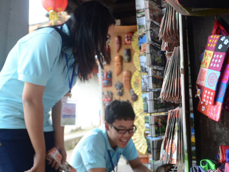 Tranh thủ thăm quan Văn Miếu Quốc Tử Giám