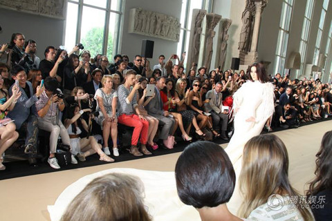 Cô tạo dáng chuyên nghệp trên sàn diễn