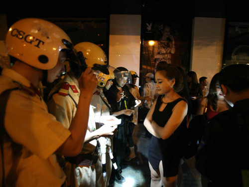 Kiểm tra những người trong quán bar đi ra