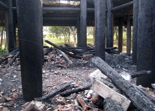 Bên trong tòa chánh điện của đền thờ bị cháy