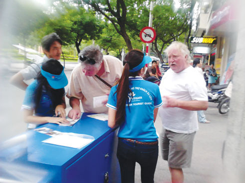 Khách du lịch được các bạn trẻ hướng dẫn tận tình - Ảnh: Thanh Thùy