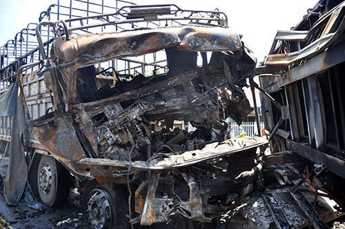 Xe container cùng ôtô tải bốc cháy ngùn ngụt sau tai nạn liên hoàn ảnh 1