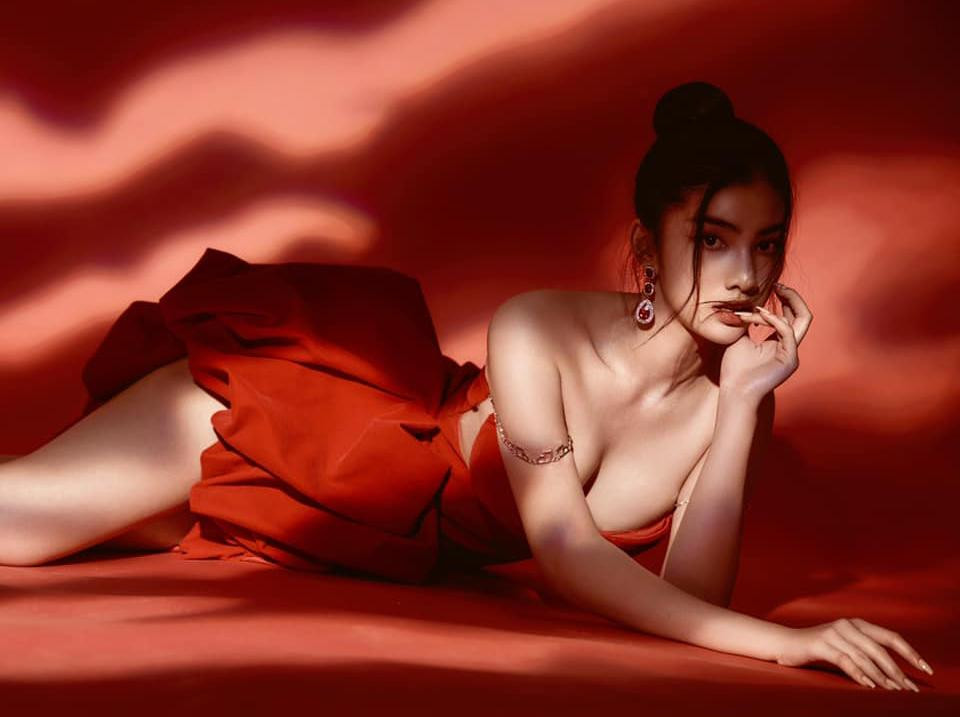 Người đẹp Top 15 HHVN 2020 Cẩm Đan diện váy cúp ngực cực nóng bỏng.